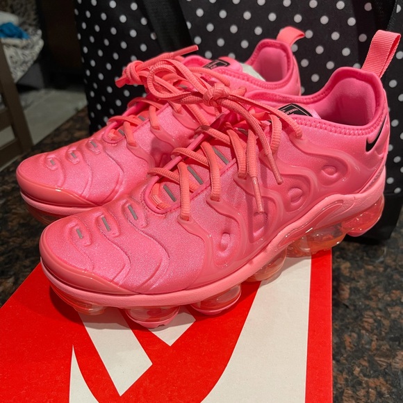 pink vapormax plus sunset pulse